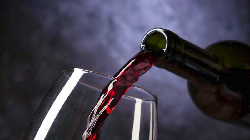 Procès d’un encaveur valaisan : condamnation aggravée pour fraude sur le vin espagnol en AOC
