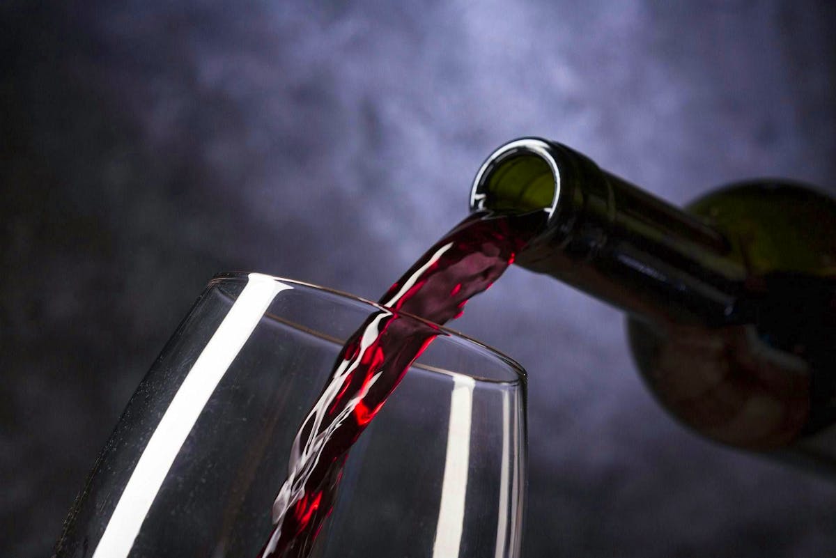 Procès d’un encaveur valaisan : condamnation aggravée pour fraude sur le vin espagnol en AOC