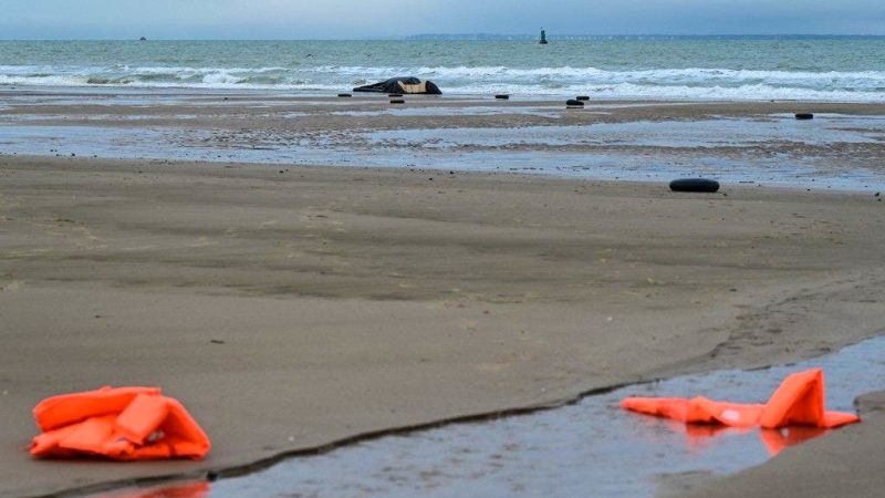 Décès d’un jeune migrant retrouvé sur une plage du Pas-de-Calais, alors que les traversées vers la Grande-Bretagne se poursuivent