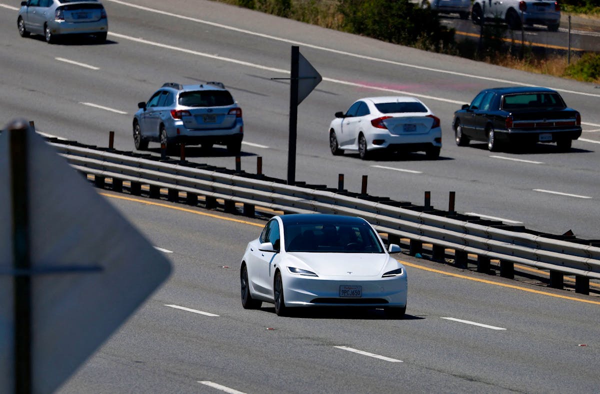 Problème de verrouillage électrique chez Tesla Model Y : une préoccupation pour les conducteurs et les familles