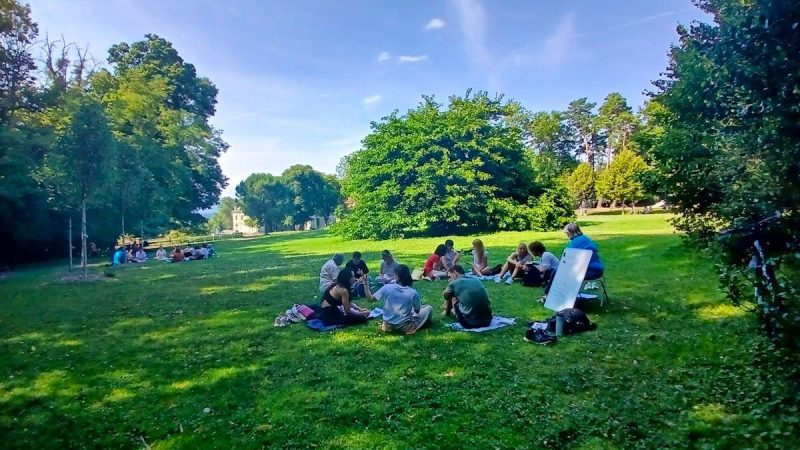 Des cours de français gratuits pour migrants en Genève : un succès dans neuf parcs durant l’été