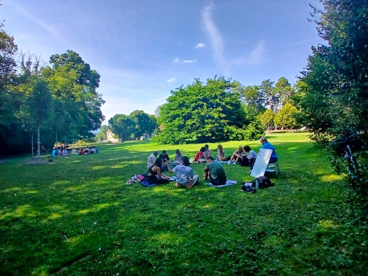 Des cours de français gratuits pour migrants en Genève : un succès dans neuf parcs durant l’été