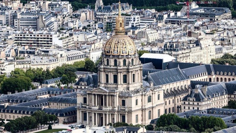 Tentative d’agression au hachoir près des Invalides : un homme blessé en pleine rue