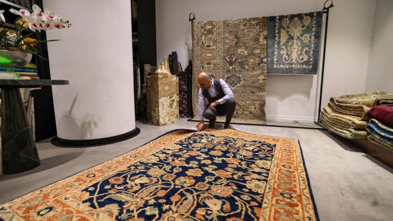 Tapis persans en Iran : savoir-faire ancestral menacé par les sanctions et la concurrence mondiale