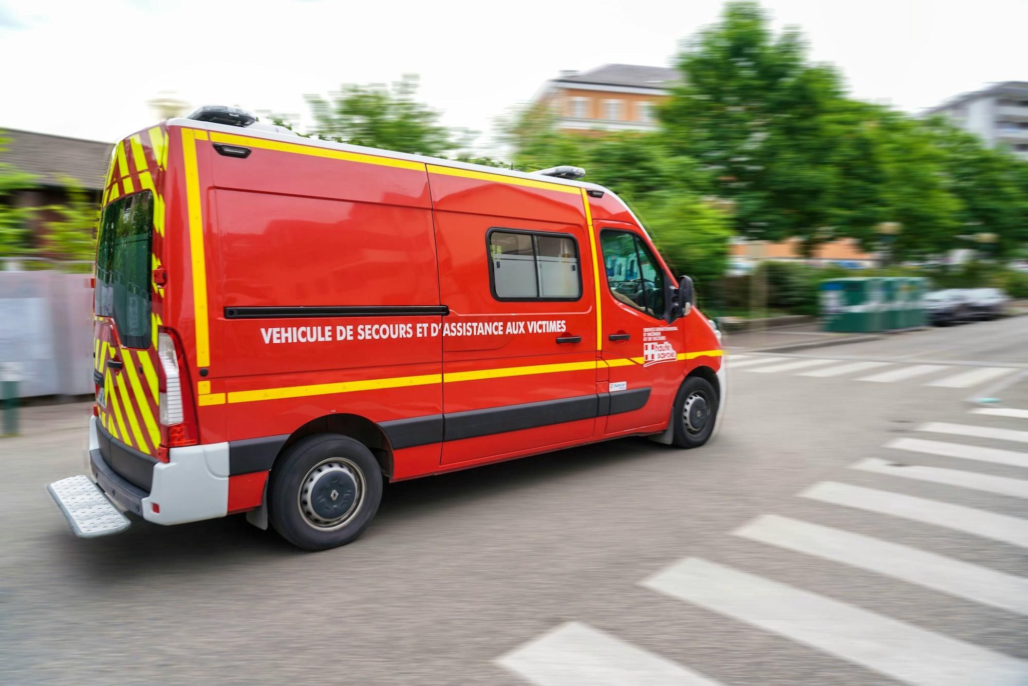 Accident à Saint-Julien-en-Genevois: un automobiliste décède après avoir percuté un poids lourd garé sur le bas-côté