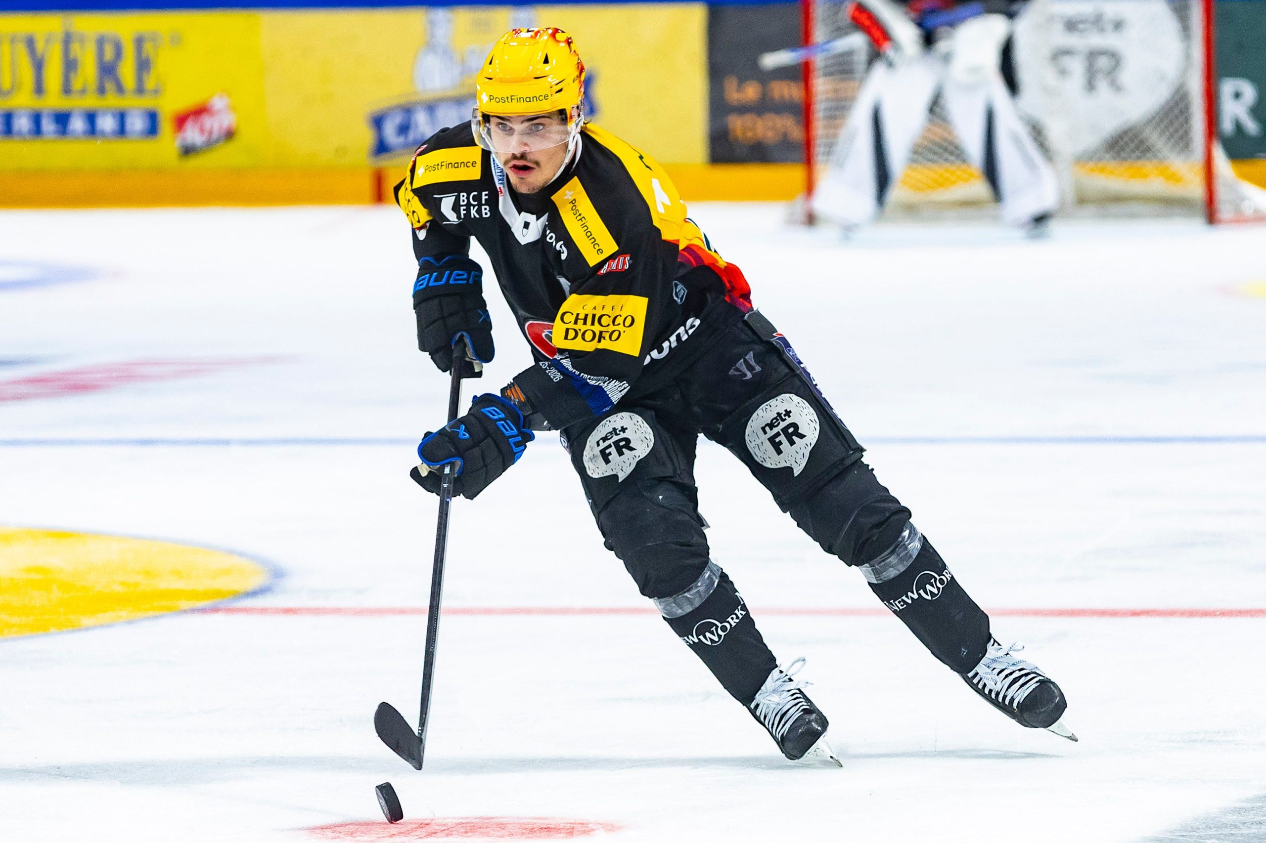 Fribourg-Gottéron prolonge Sandro Schmid jusqu’en 2030, annonce lors du derby contre le CP Berne