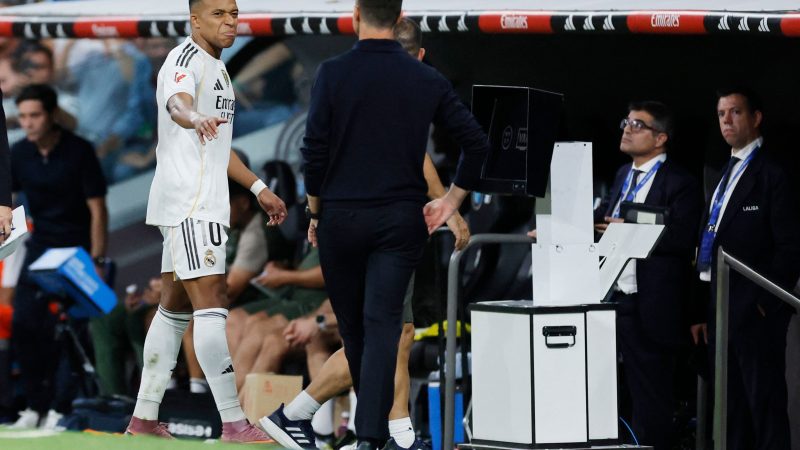 Real Madrid bat Villarreal 3-1; Vinicius signe un doublé et Mbappé blessé après le but