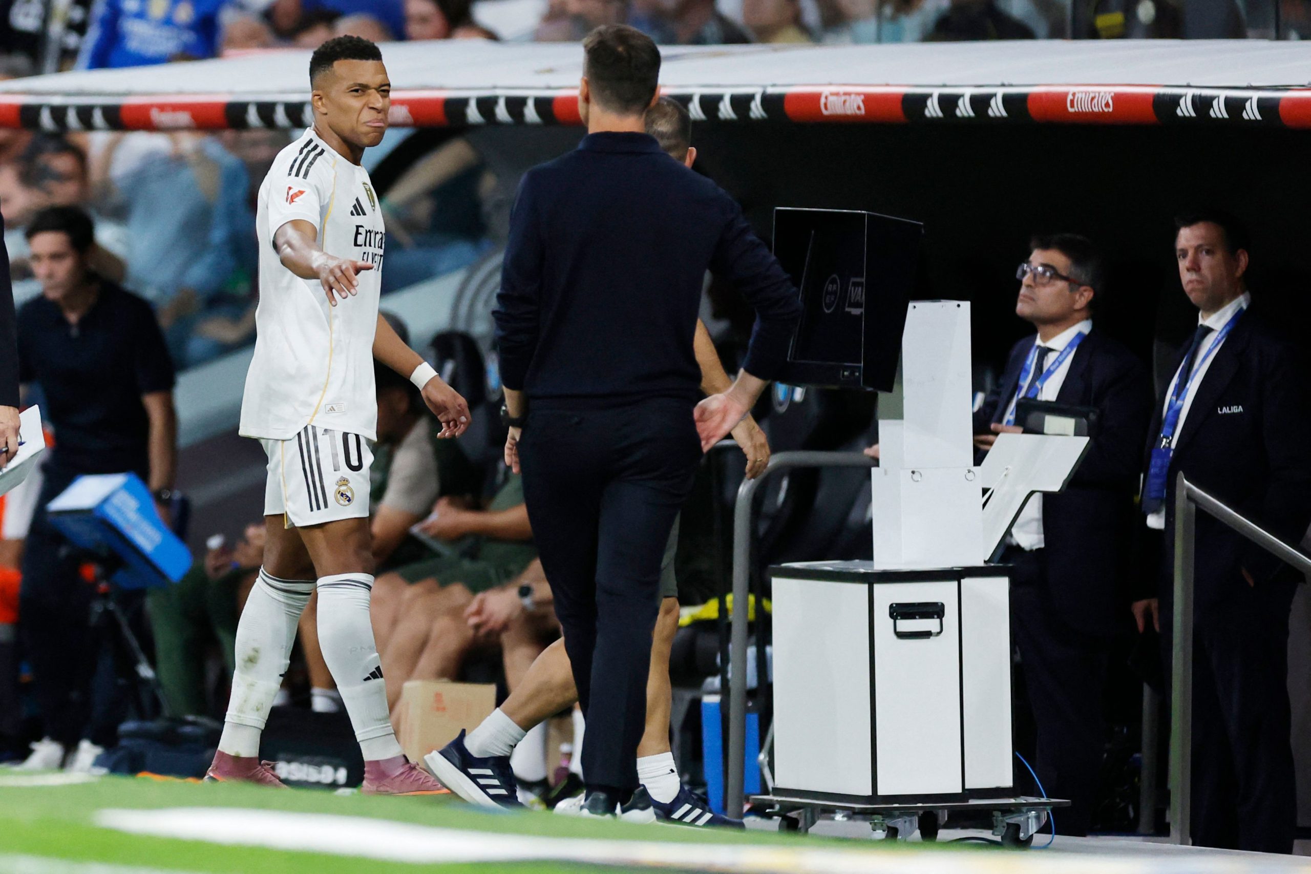 Real Madrid bat Villarreal 3-1; Vinicius signe un doublé et Mbappé blessé après le but