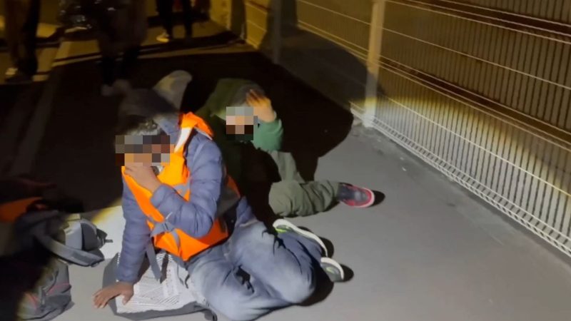 France: Enquête préliminaire sur des violences aggravées envers des migrants, soupçons envers des militants britanniques d’extrême droite