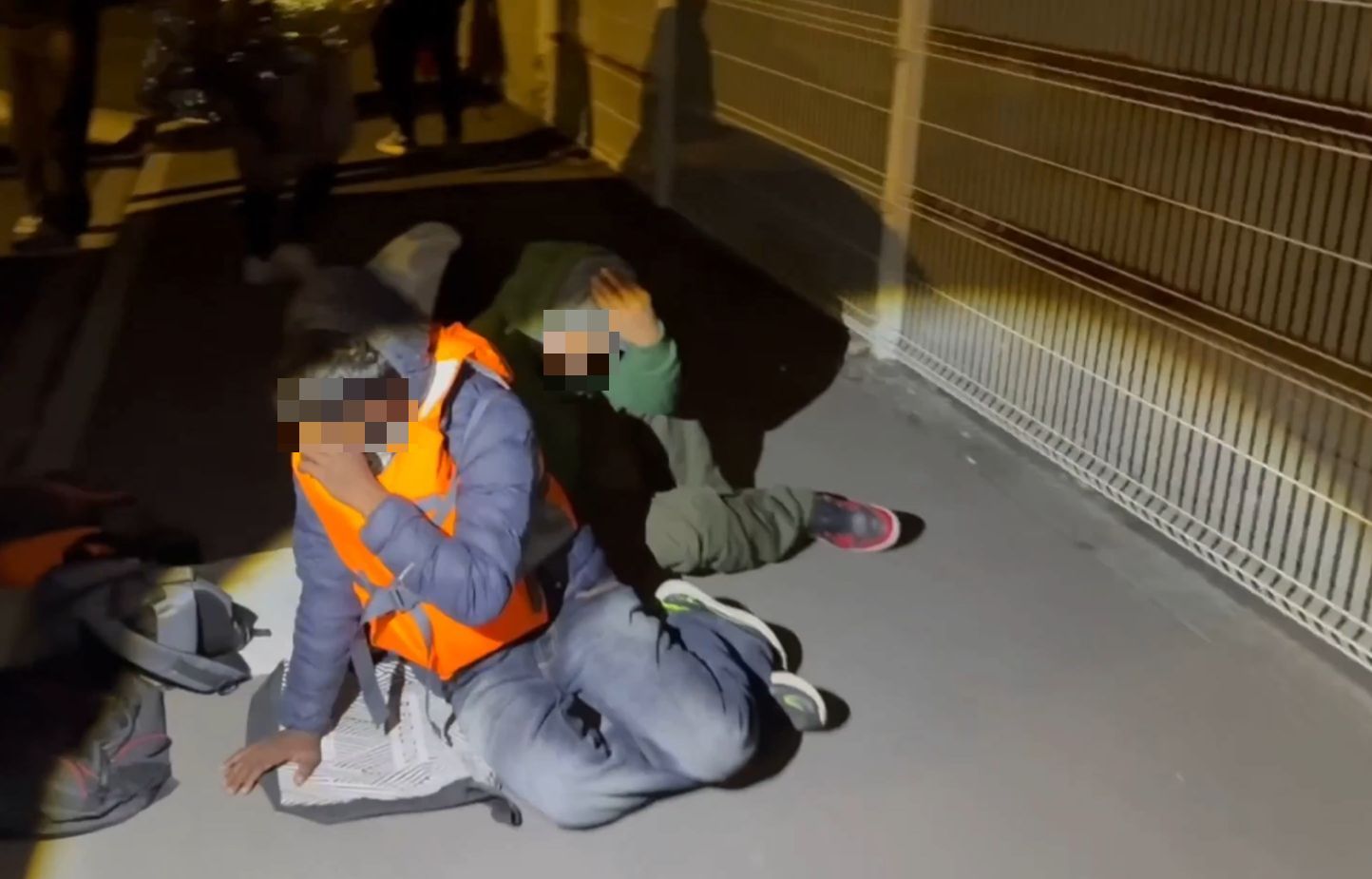 France: Enquête préliminaire sur des violences aggravées envers des migrants, soupçons envers des militants britanniques d’extrême droite