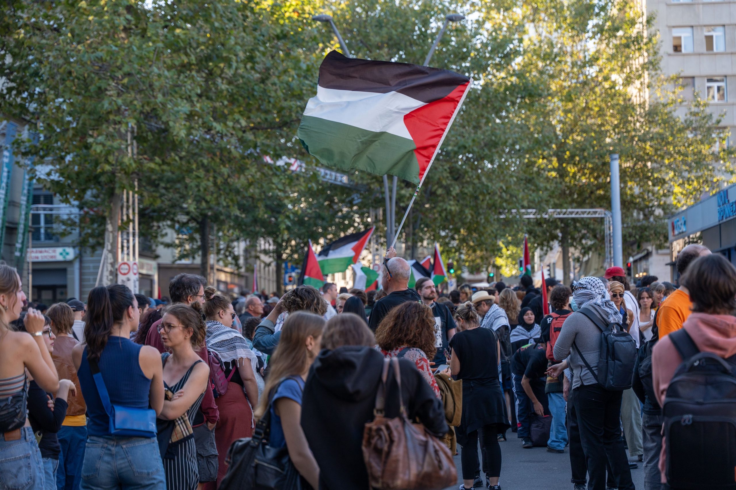 Favé dévoile Pleins phares, son deuxième album, et aborde sa responsabilité artistique