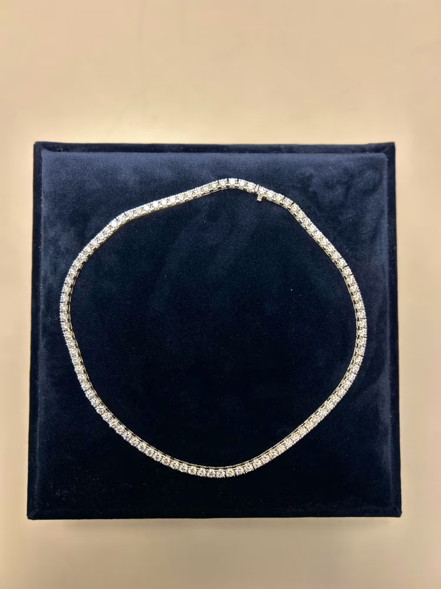 Bâle-Lysbüchel : contrôle douanier et découverte d’un collier de diamants évalué à 80 000 francs sous le siège