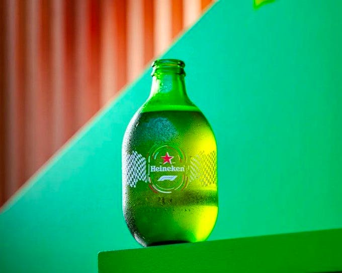 Heineken réorganise son siège à Amsterdam : 400 postes touchés et accélération numérique