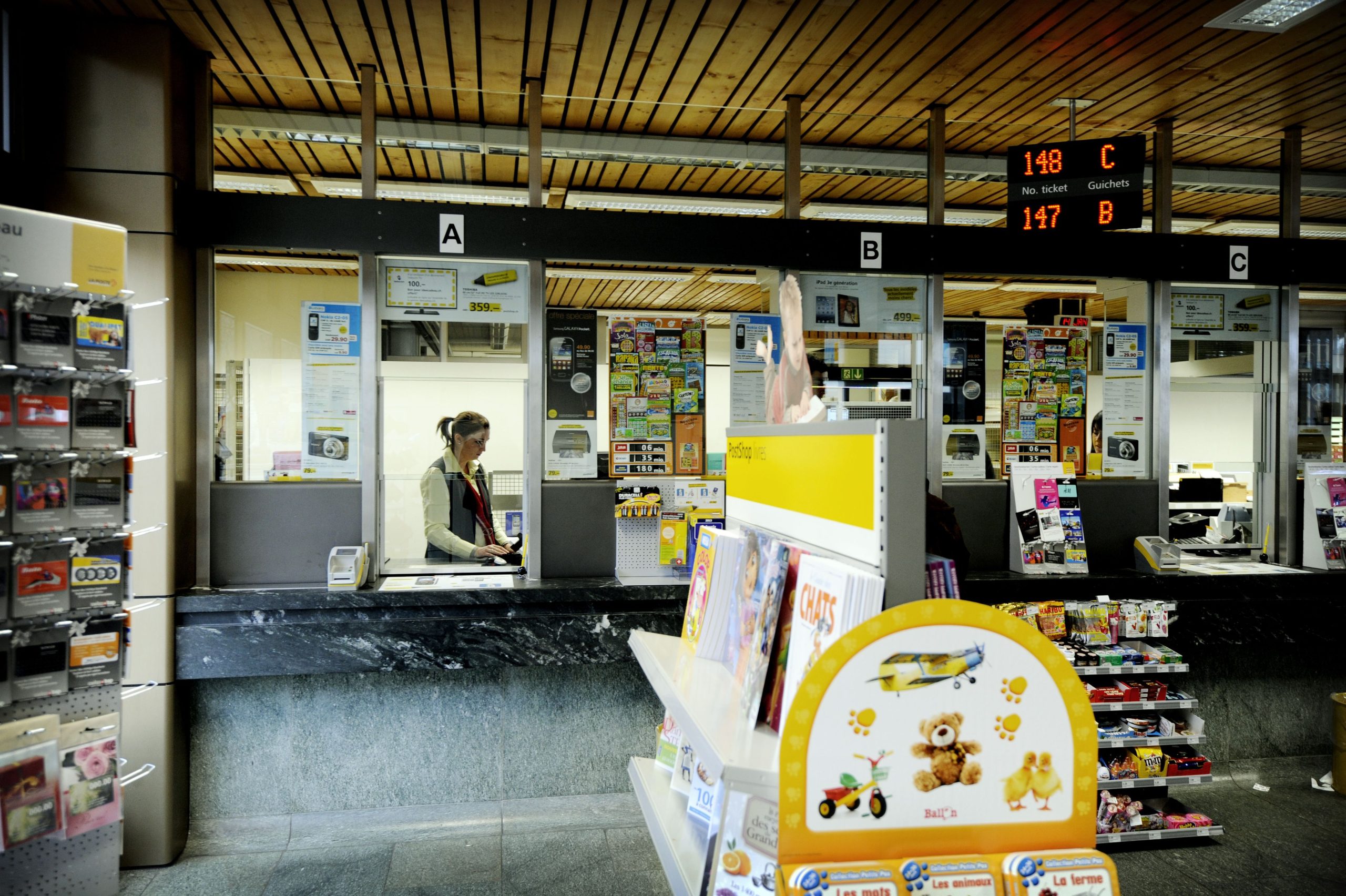 Quatre apprentis de La Poste condamnés à Genève pour vol de données de cartes bancaires et achats en ligne