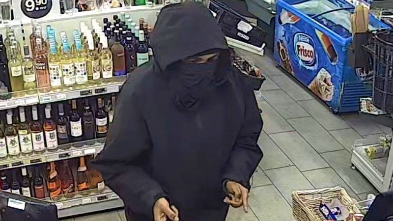 Neuchâtel : braquage nocturne dans une station-service, fuite avec environ 1000 francs