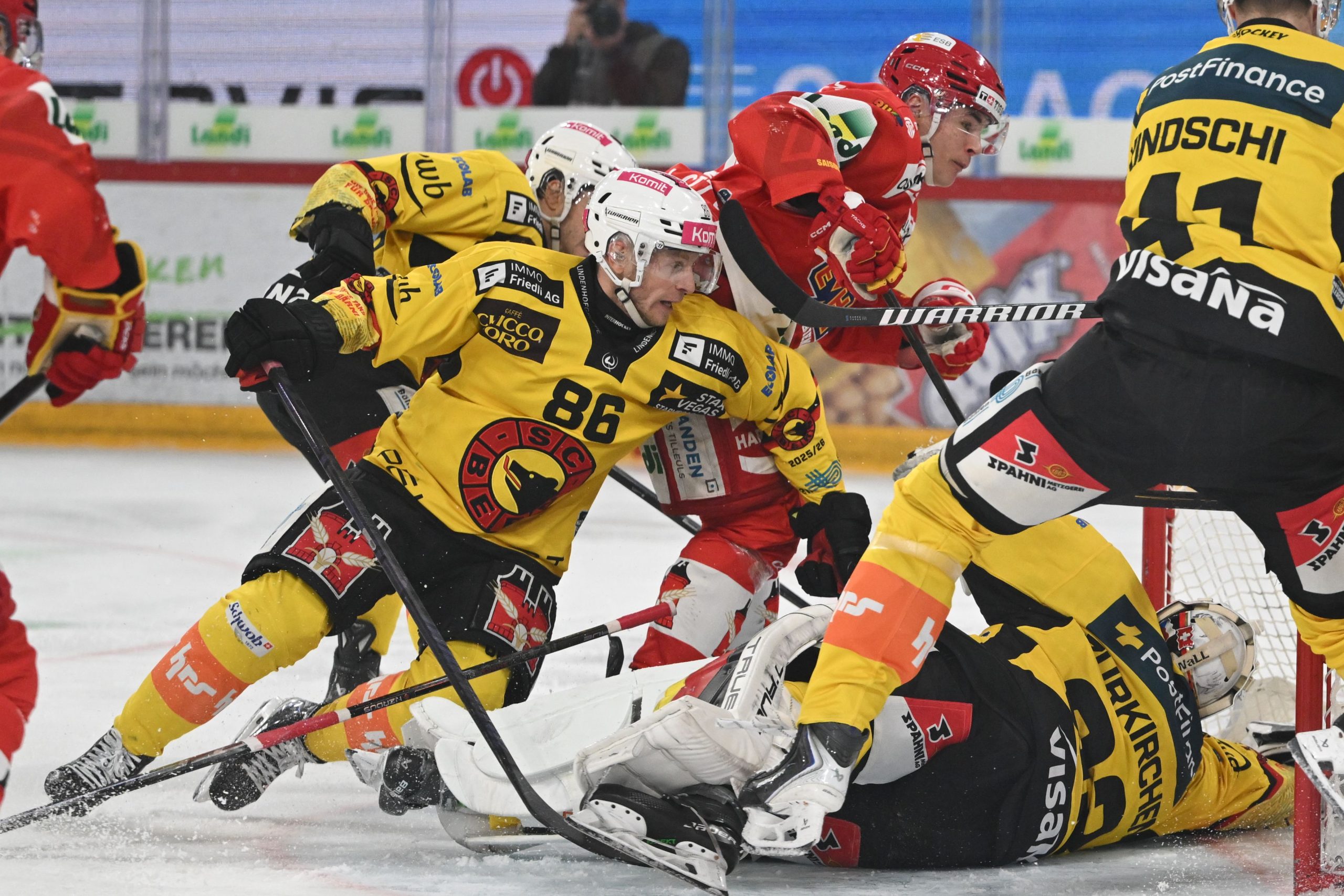 Hockey sur glace en Suisse: derby haletant entre Bienne et Berne et victoire fribourgeoise à Rapperswil